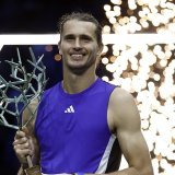 Alexander Zverev tout sourire avec le trophée du tournoi parisien KEYSTONE/EPA/YOAN VALAT